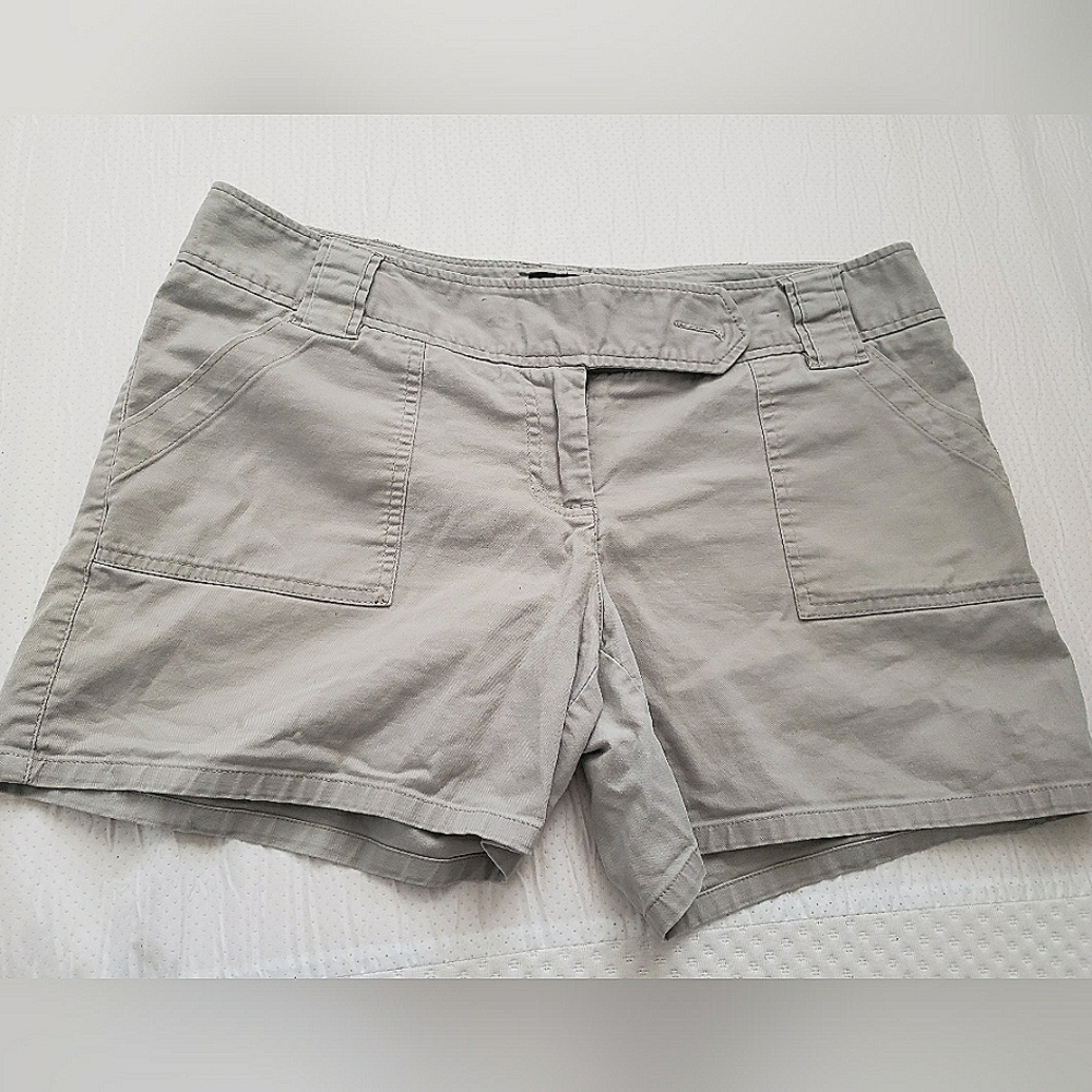 The limited woman's cargo shorts